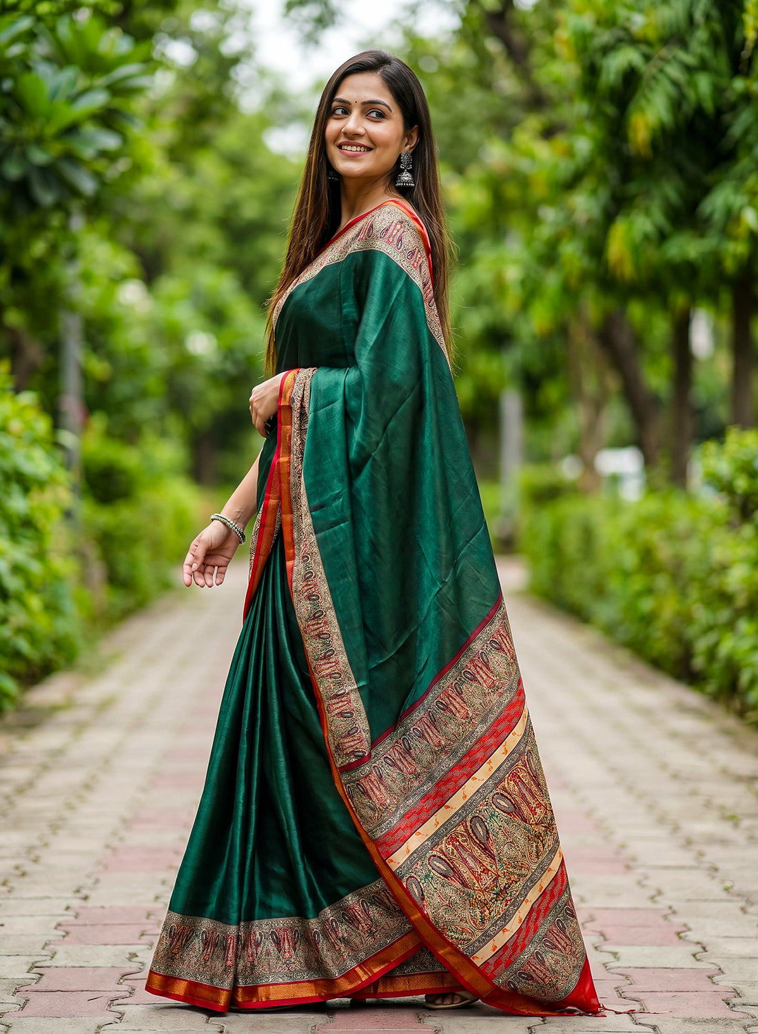 Women's Printed Silk Blend Saree with Unstitched Blouse Piece.