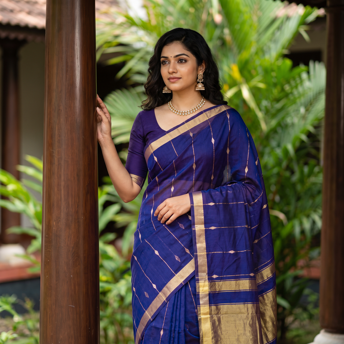 Women's Zari Maheshswari Cotton Blend Zari Woven Saree with Unstitched Blouse Piece.