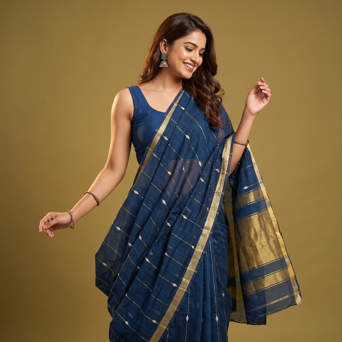 Women's Zari Maheshswari Cotton Blend Zari Woven Saree with Unstitched Blouse Piece.