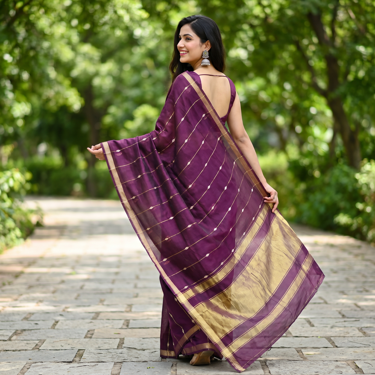 Women's Zari Maheshswari Cotton Blend Zari Woven Saree with Unstitched Blouse Piece.