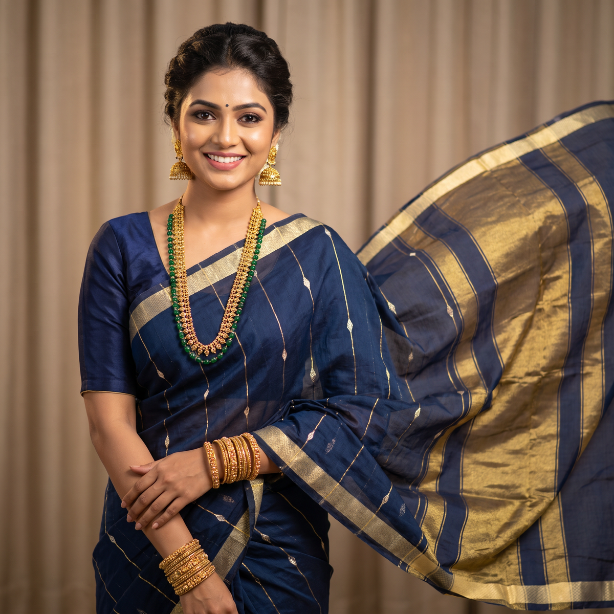 Women's Zari Maheshswari Cotton Blend Zari Woven Saree with Unstitched Blouse Piece.