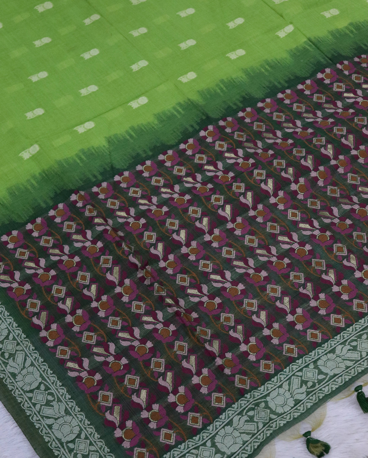 Women's Woven Design Linen Cotton Blend Saree with Unstitched Blouse Piece.