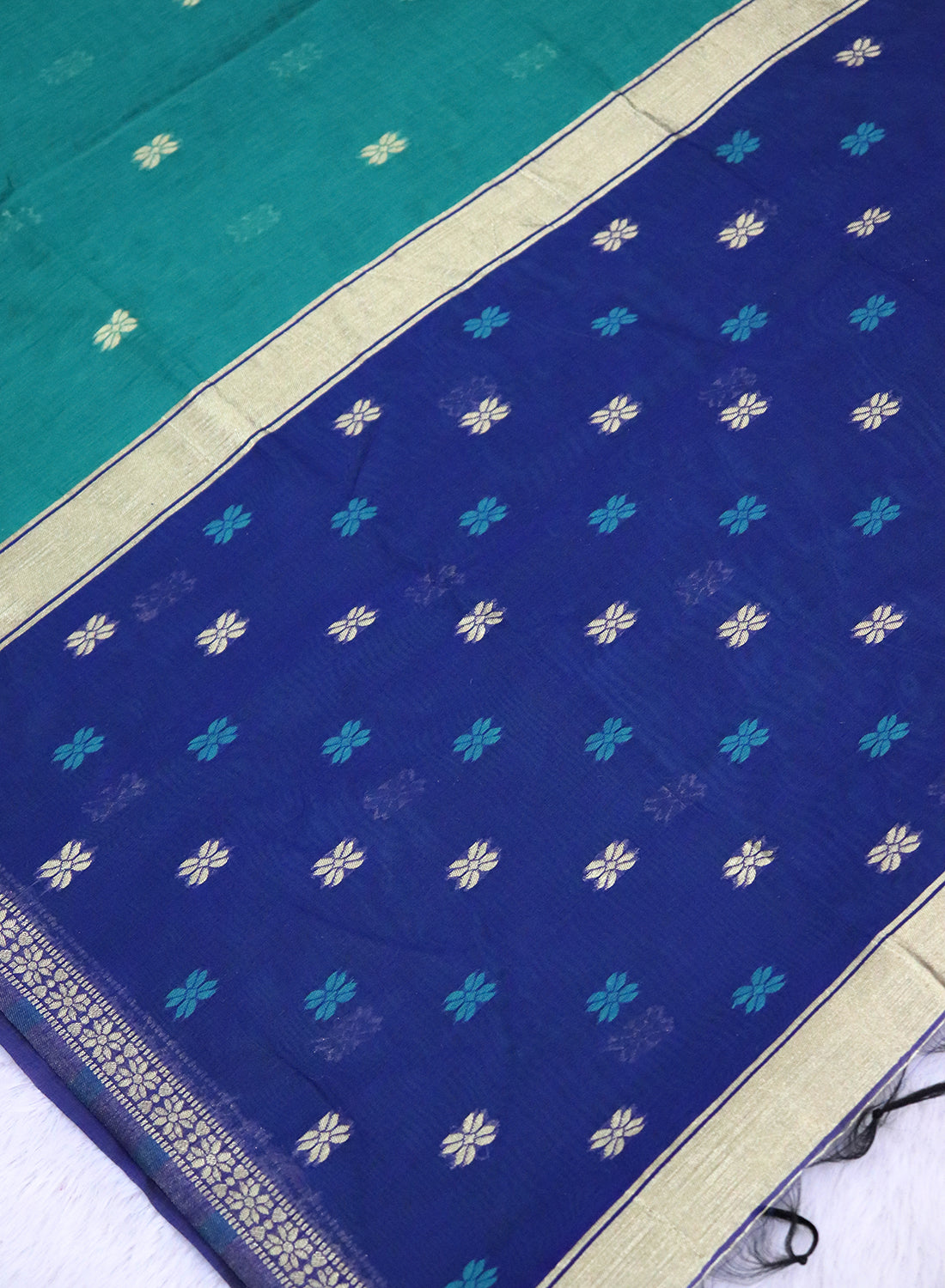 Women's Maheshwari Cotton Blend Woven Zari Saree with Unstitched Blouse Piece.