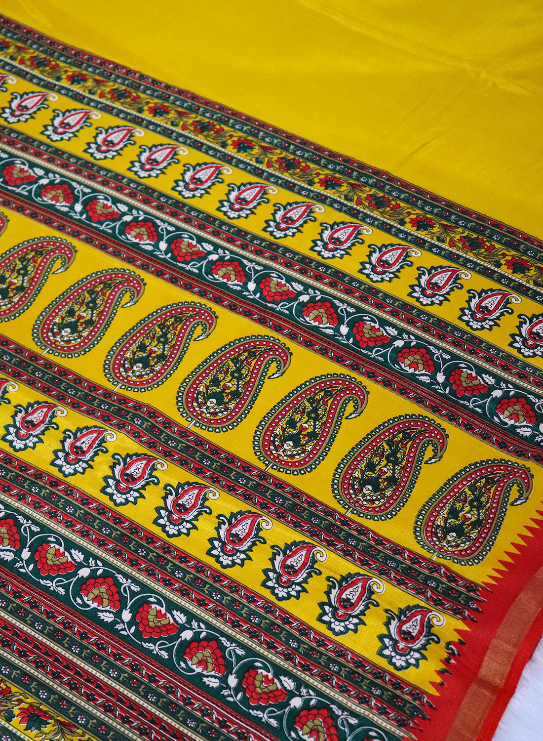Women's Printed Silk Blend Saree with Unstitched Blouse Piece.