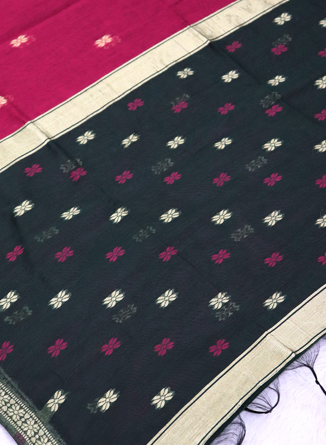 Women's Maheshwari Cotton Blend Woven Zari Saree with Unstitched Blouse Piece.