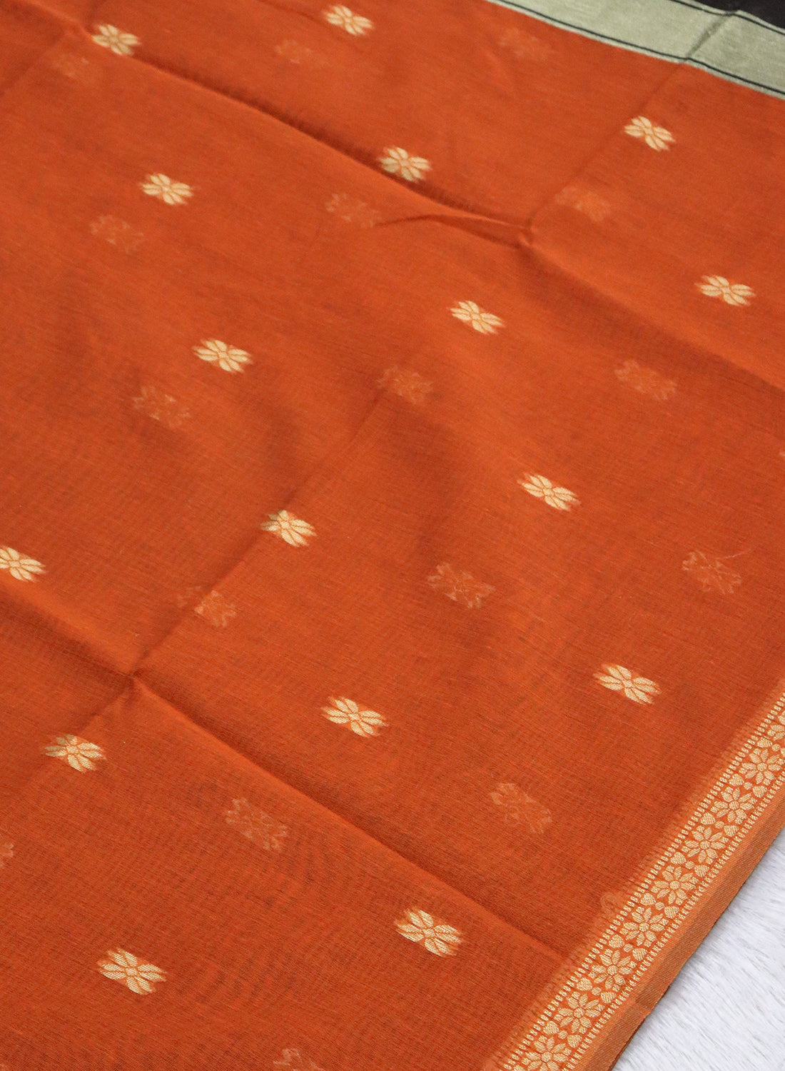 Women's Maheshwari Cotton Blend Woven Zari Saree with Unstitched Blouse Piece.