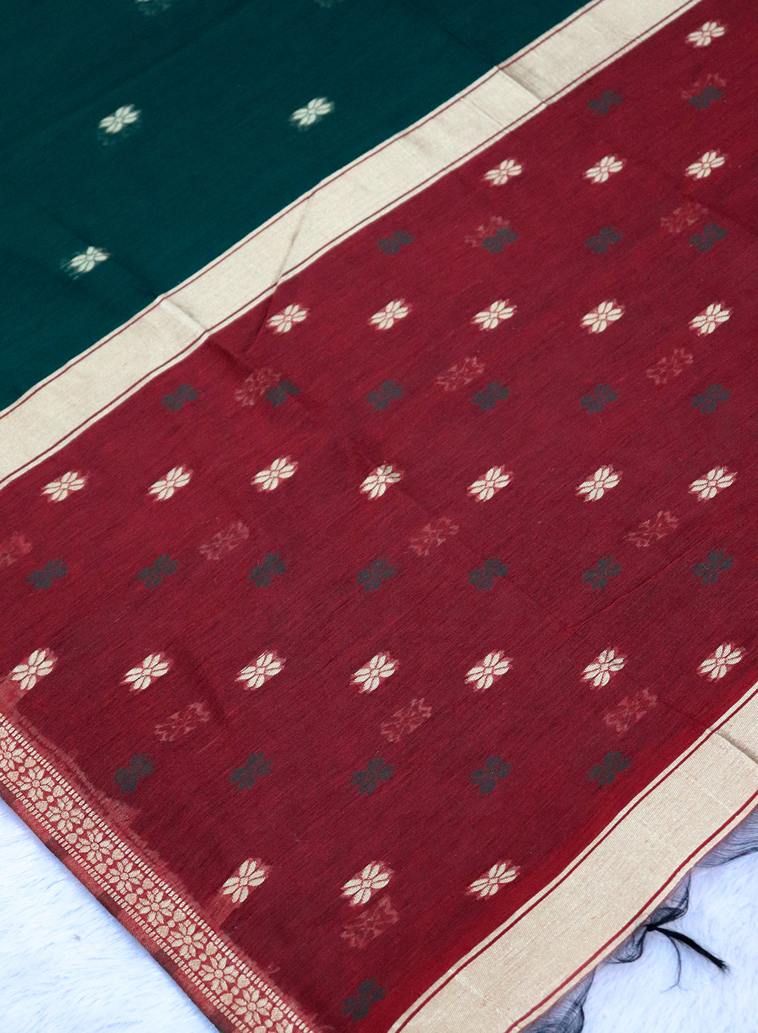 Women's Maheshwari Cotton Blend Woven Zari Saree with Unstitched Blouse Piece.