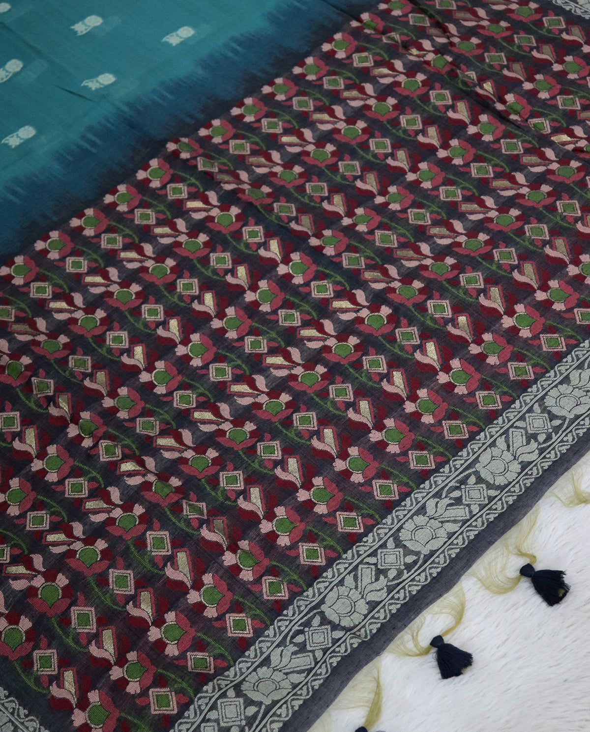 Women's Woven Design Linen Cotton Blend Saree with Unstitched Blouse Piece.