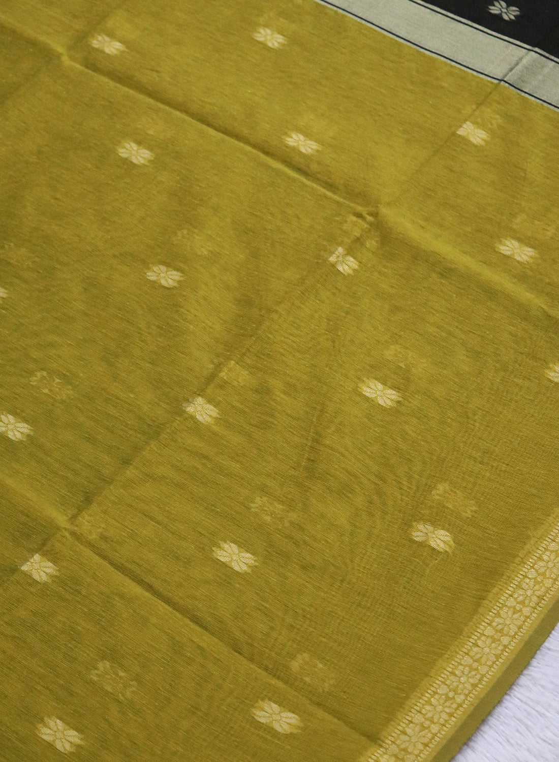 Women's Maheshwari Cotton Blend Woven Zari Saree with Unstitched Blouse Piece.