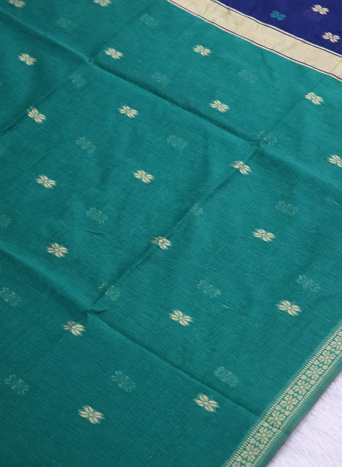 Women's Maheshwari Cotton Blend Woven Zari Saree with Unstitched Blouse Piece.