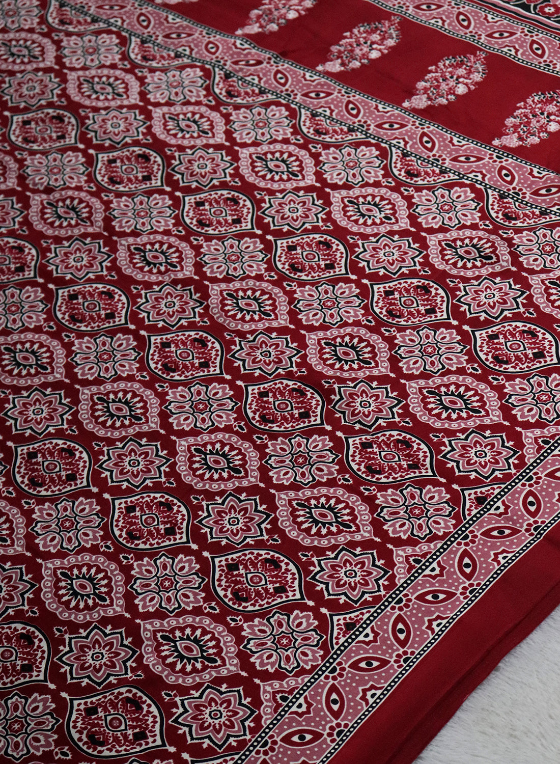 Women's Traditional Floral Block Printed Art Silk Saree with Unstitched Blouse Piece.
