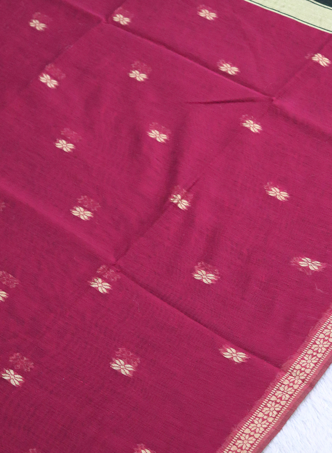 Women's Maheshwari Cotton Blend Woven Zari Saree with Unstitched Blouse Piece.