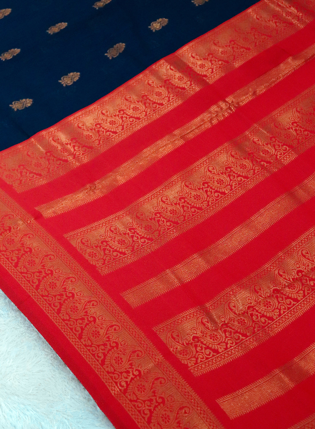Women's Elegant Banarasi Kanjivaram silk and South Indian Gadwal Silk Cotton Handloom Saree Woven Design Ethnic Wear with Blouse Piece.