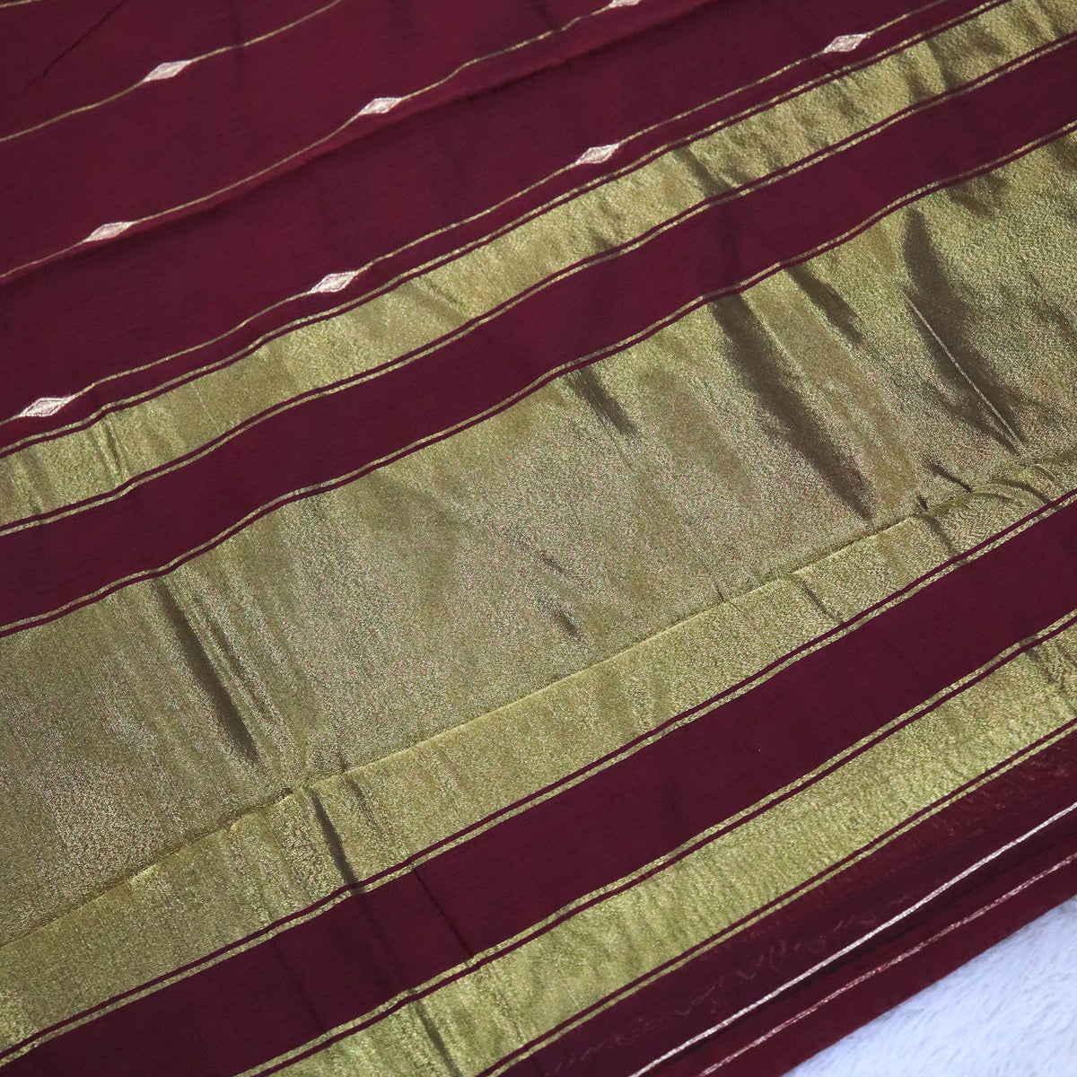 Women's Zari Maheshswari Cotton Blend Zari Woven Saree with Unstitched Blouse Piece.