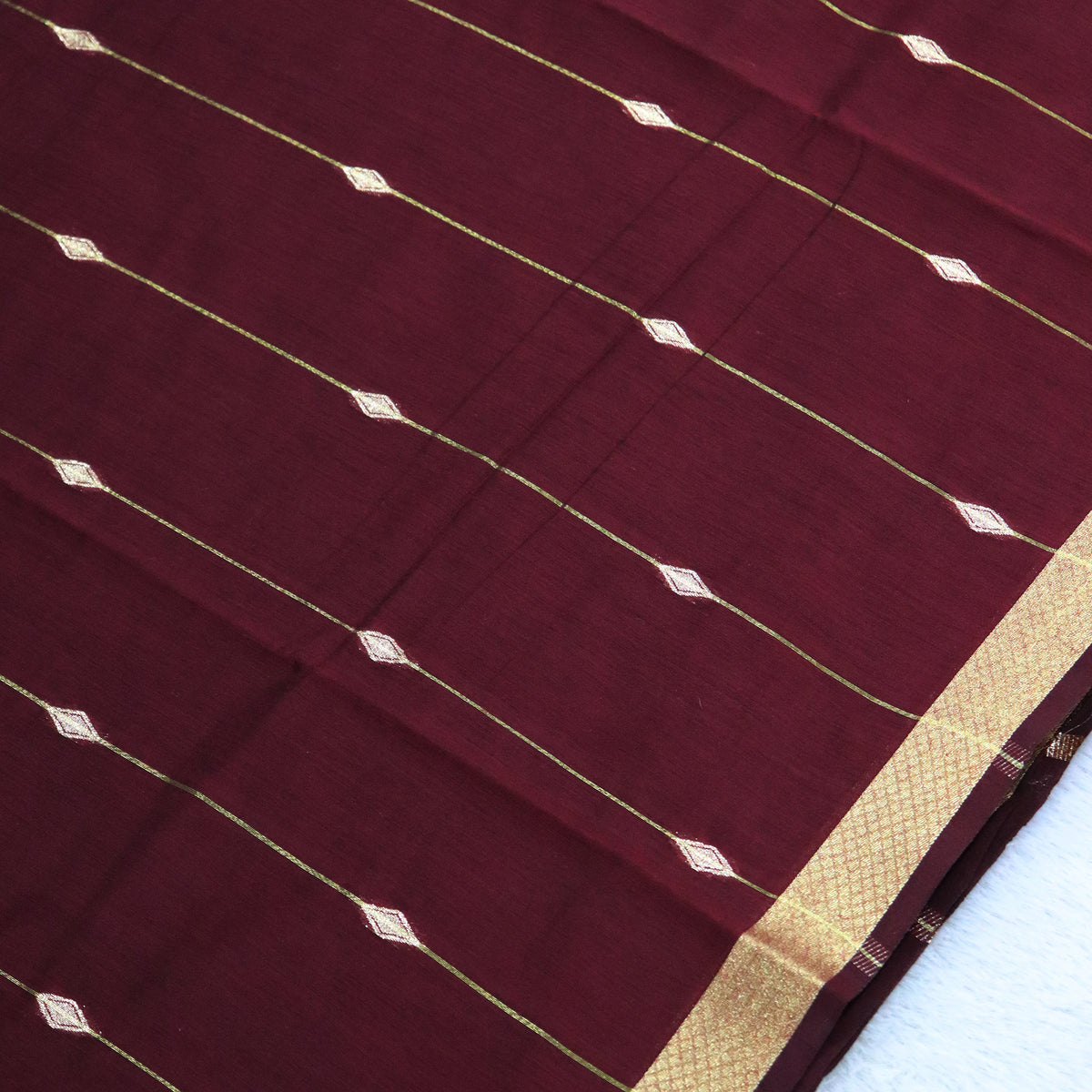 Women's Zari Maheshswari Cotton Blend Zari Woven Saree with Unstitched Blouse Piece.