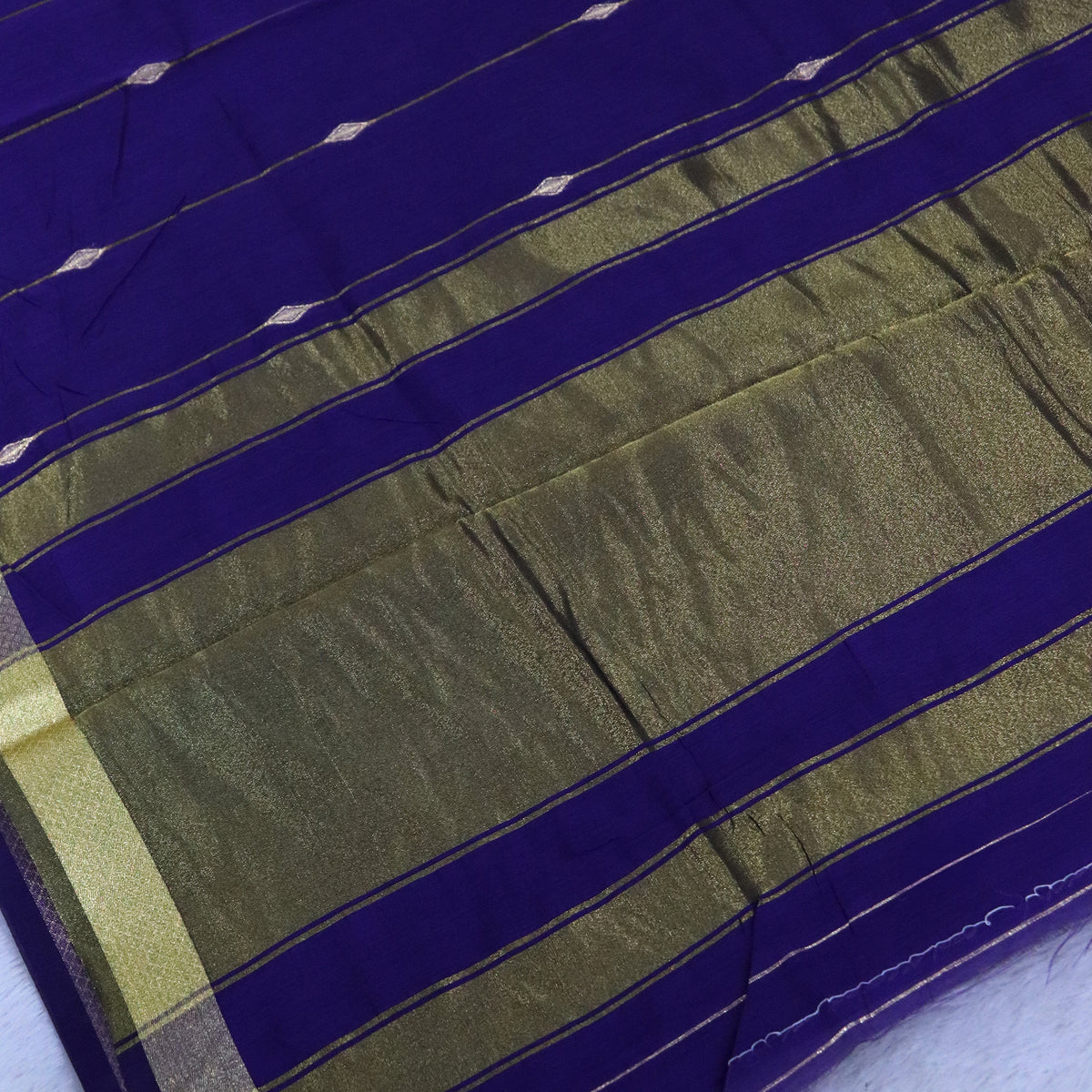 Women's Zari Maheshswari Cotton Blend Zari Woven Saree with Unstitched Blouse Piece.