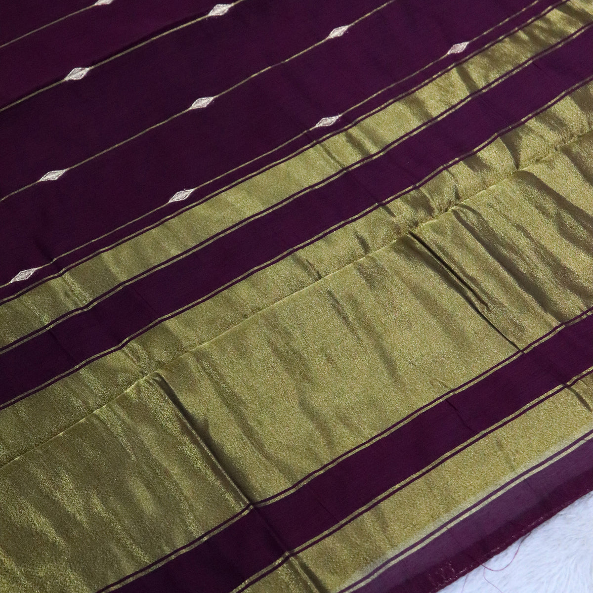 Women's Zari Maheshswari Cotton Blend Zari Woven Saree with Unstitched Blouse Piece.