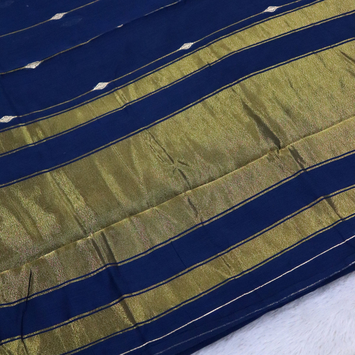 Women's Zari Maheshswari Cotton Blend Zari Woven Saree with Unstitched Blouse Piece.