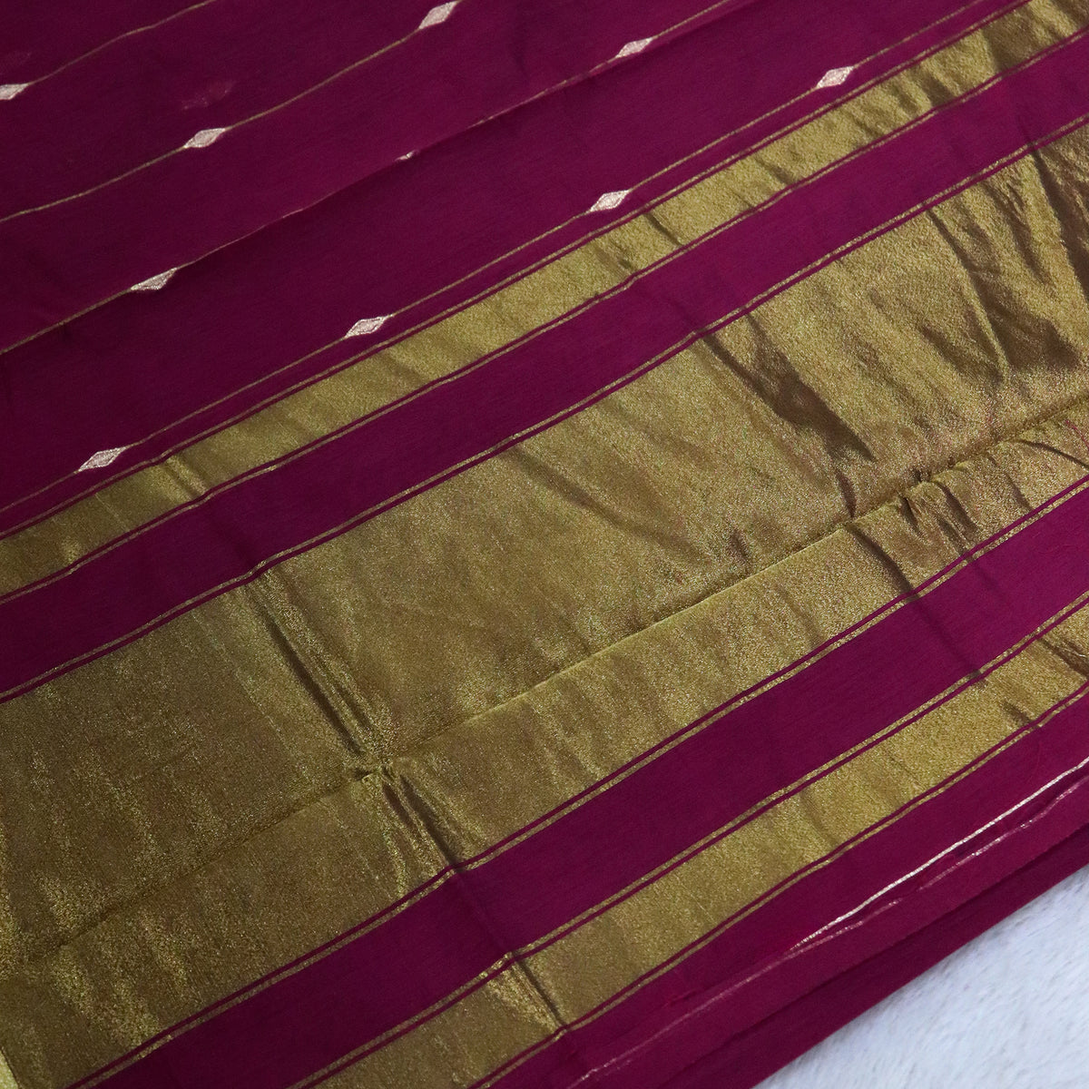 Women's Zari Maheshswari Cotton Blend Zari Woven Saree with Unstitched Blouse Piece.