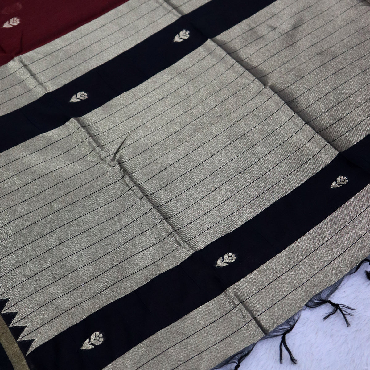 Women's Traditional Chanderi Cotton Linen Blend Saree with Zari Woven Border & Unstitched Blouse Piece.