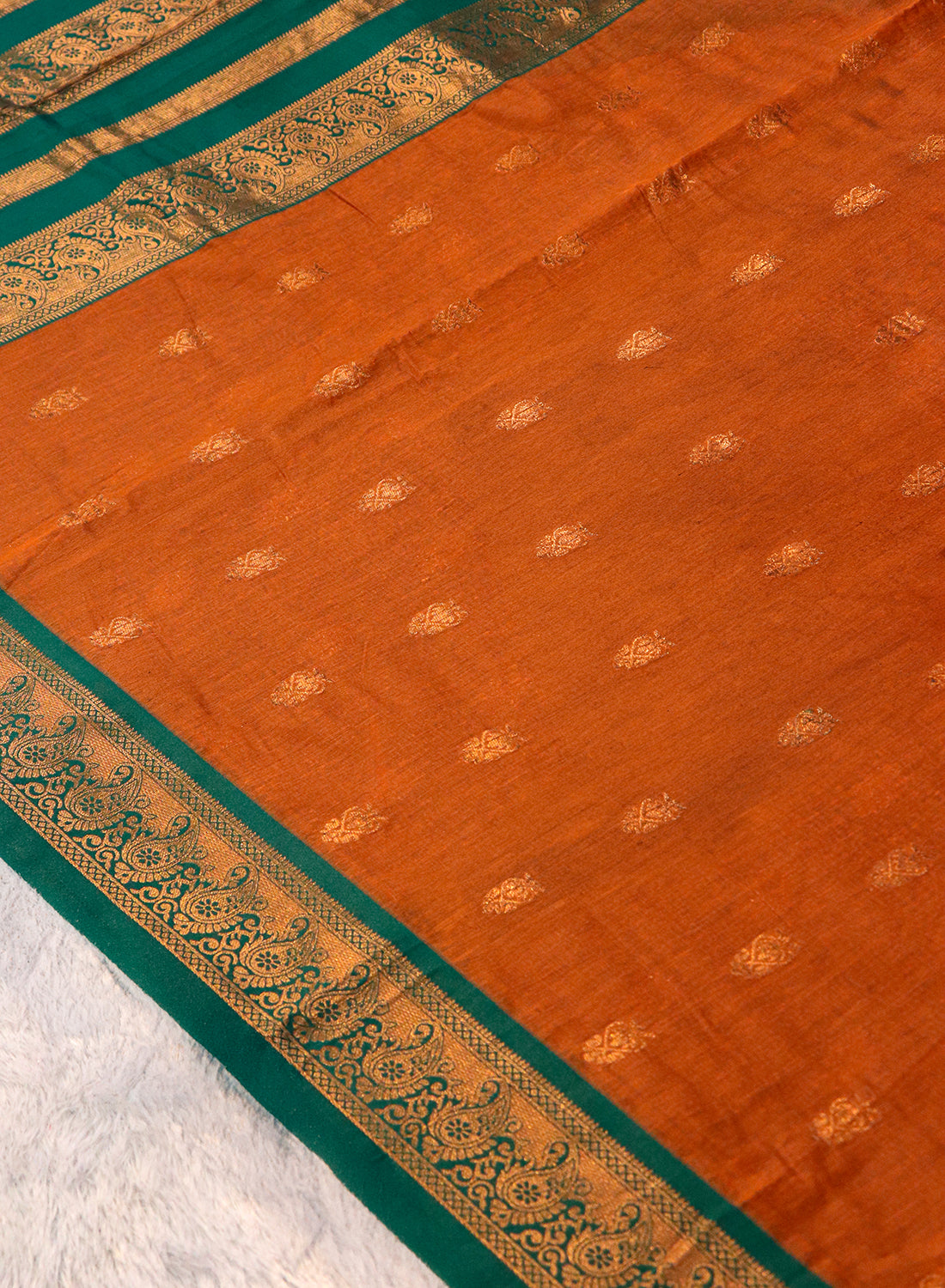 Women's Elegant Banarasi Kanjivaram silk and South Indian Gadwal Silk Cotton Handloom Saree Woven Design Ethnic Wear with Blouse Piece.