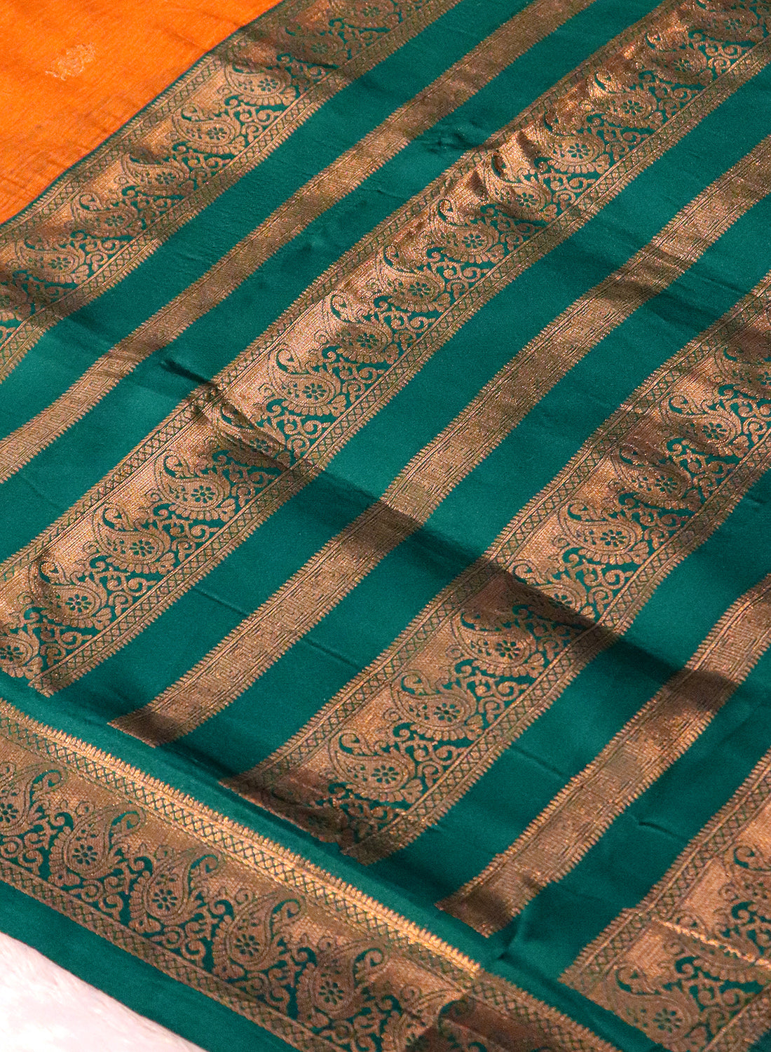Women's Elegant Banarasi Kanjivaram silk and South Indian Gadwal Silk Cotton Handloom Saree Woven Design Ethnic Wear with Blouse Piece.