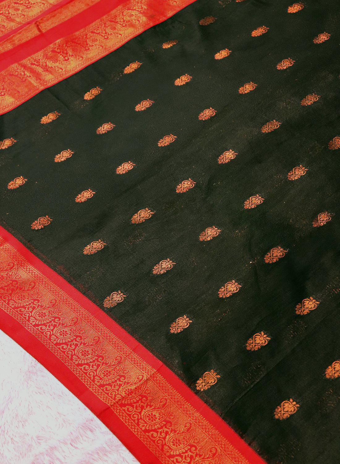 Women's Elegant Banarasi Kanjivaram silk and South Indian Gadwal Silk Cotton Handloom Saree Woven Design Ethnic Wear with Blouse Piece.